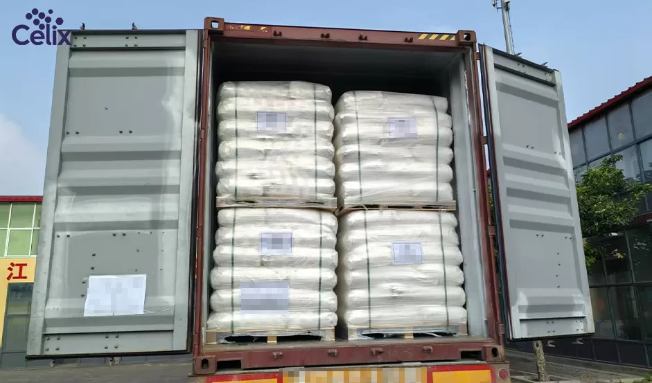 Tim logistik Celix Cellulose melakukan inspeksi kualitas akhir pada HPMC yang telah dipalet untuk ekspor global. Tim logistik Celix Cellulose melakukan inspeksi kualitas akhir pada HPMC yang telah dipalet untuk ekspor global.